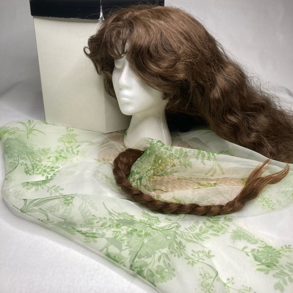 Brown Wig including additional Braid with Styrofoam Head and Hat Box